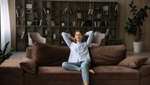 Mając brązowe meble w salonie, postaw na takie dodatki. Stworzą doskonały duet z brązem 