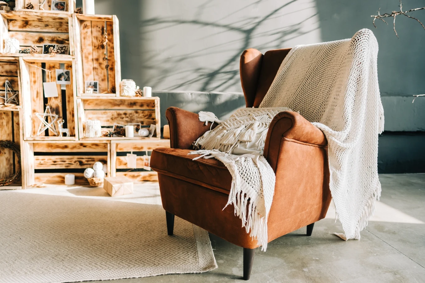 Do brązowych mebli dobrym wyborem są między innymi jasne dodatki. 