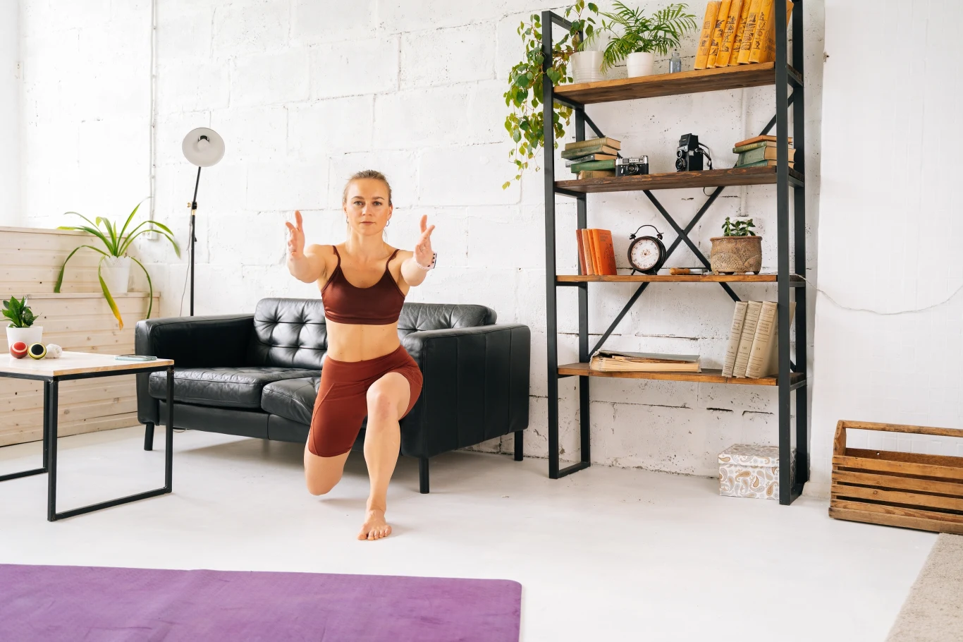 Przysiad bułgarski polega na oparciu jednej nogi o mebel i robieniu przysiadów.