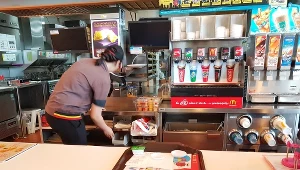 Ile zarabiają pracownicy McDonald’s?