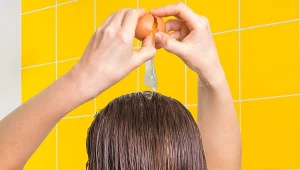 Zamiast dawać do ciasta, wylej to na głowę. Koleżanki pozazdroszczą ci fryzury