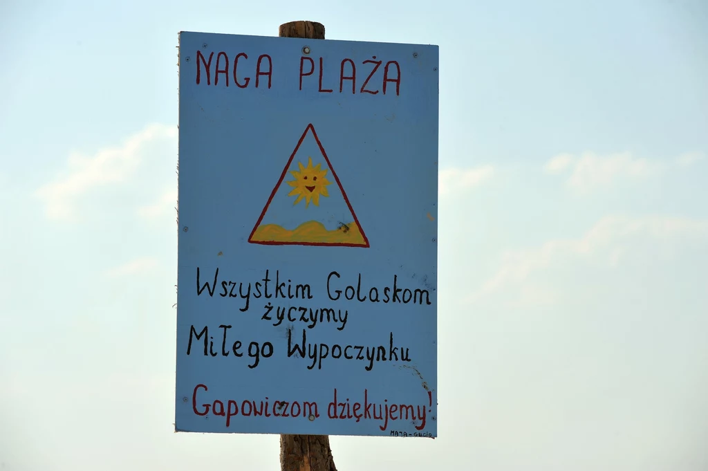 Taka tablica wita wszystkich gości plaży naturystów w Dębkach nad Bałtykiem.