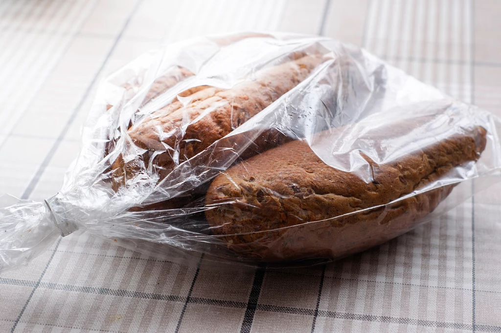 Chleb pakowany w folię może nabierać wilgoci i w efekcie może pojawić się pleśń