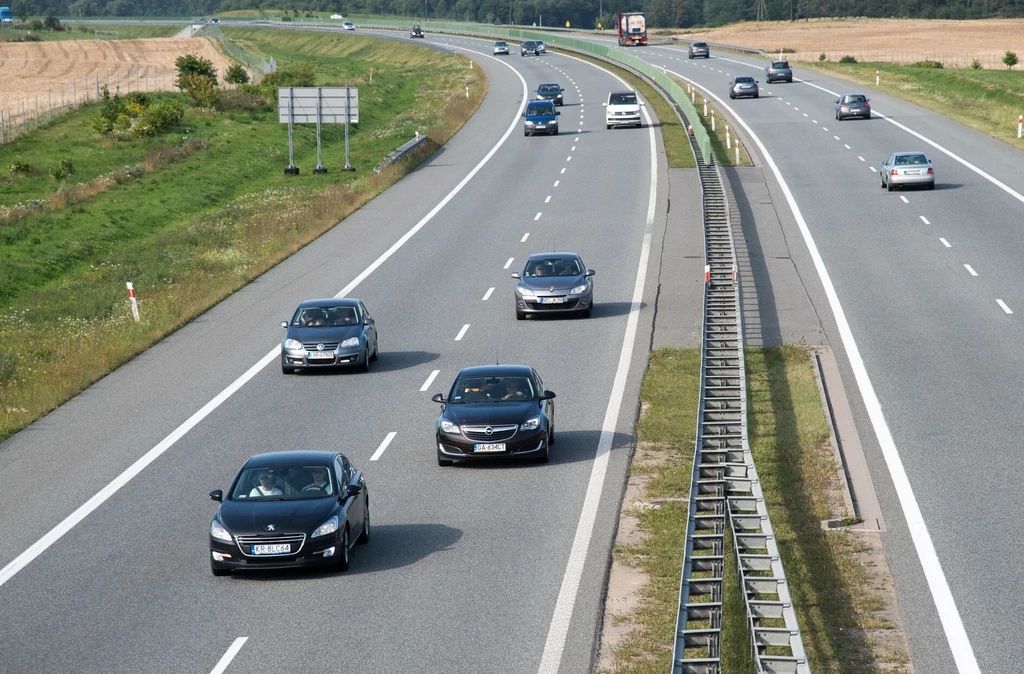 Czy w Polsce można wyprzedzać na autostradzie z prawej strony?