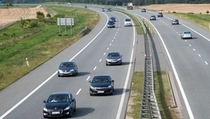 Wyprzedzanie prawym pasem na autostradzie. Prawo mówi, kiedy można