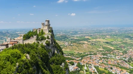 San Marino to państwo stanowiące enklawę na obszarze Włoch. To kraj niewielki, ale warty zobaczenia. 
