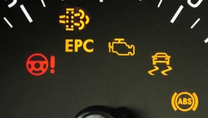 Jeśli się pojawi, nie gaś silnika. Ta kontrolka oznacza kosztowny problem