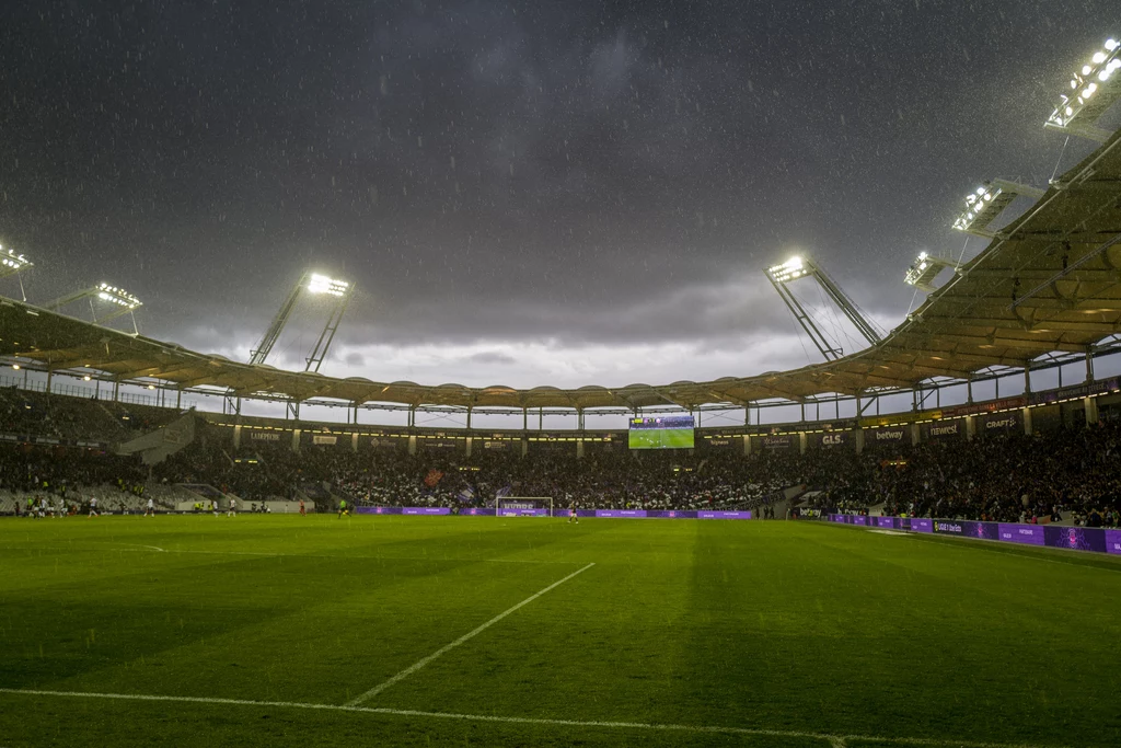 Stadion piłkarski, zdj. ilustracyjne Deszcz na stadionie