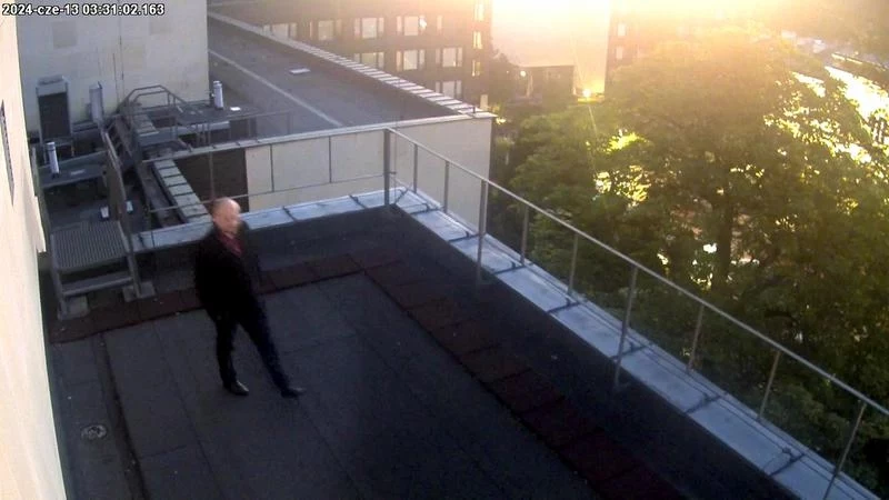 Zdjęcie z kamer monitoringu. Dariusz Matecki na dachu budynku sejmowego Zdjęcie z kamer monitoringu. Dariusz Matecki na dachu budynku sejmowego