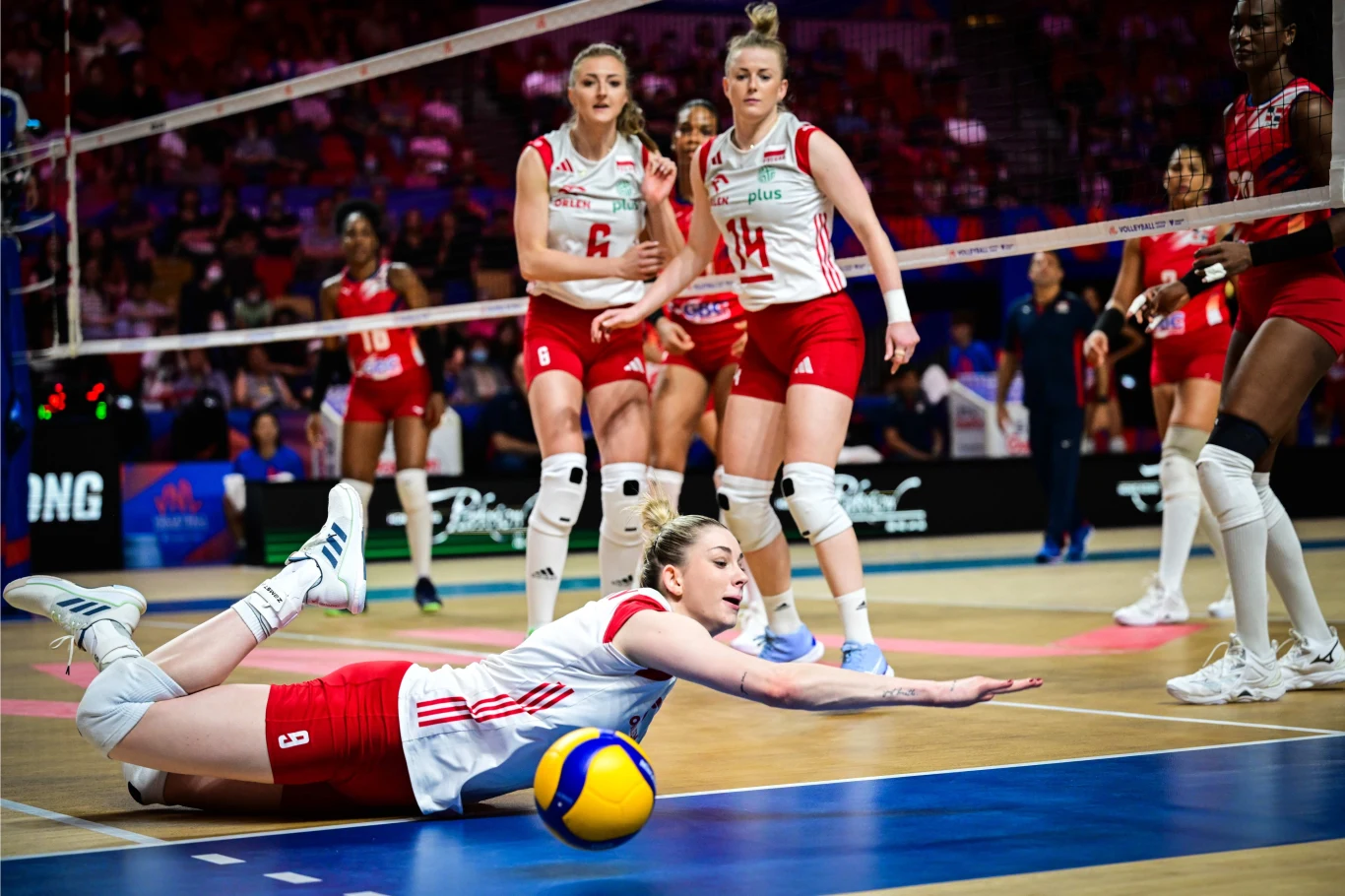 Polskie siatkarki: Magdalena Stysiak (leży), Kamila Witkowska i Joanna Wołosz (nr 14) Polskie siatkarki: Magdalena Stysiak (leży), Kamila Witkowska i Joanna Wołosz (nr 14)