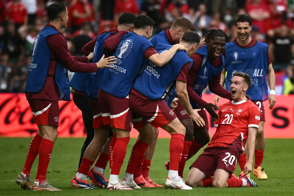 Michel Aebischer cieszący się z gola wraz z rezerwowymi reprezentacji Szwajcarii Michel Aebischer cieszący się z gola wraz z rezerwowymi reprezentacji Szwajcarii