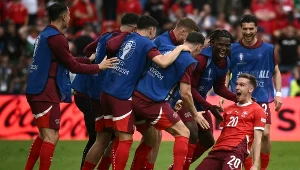 Michel Aebischer cieszący się z gola wraz z rezerwowymi reprezentacji Szwajcarii