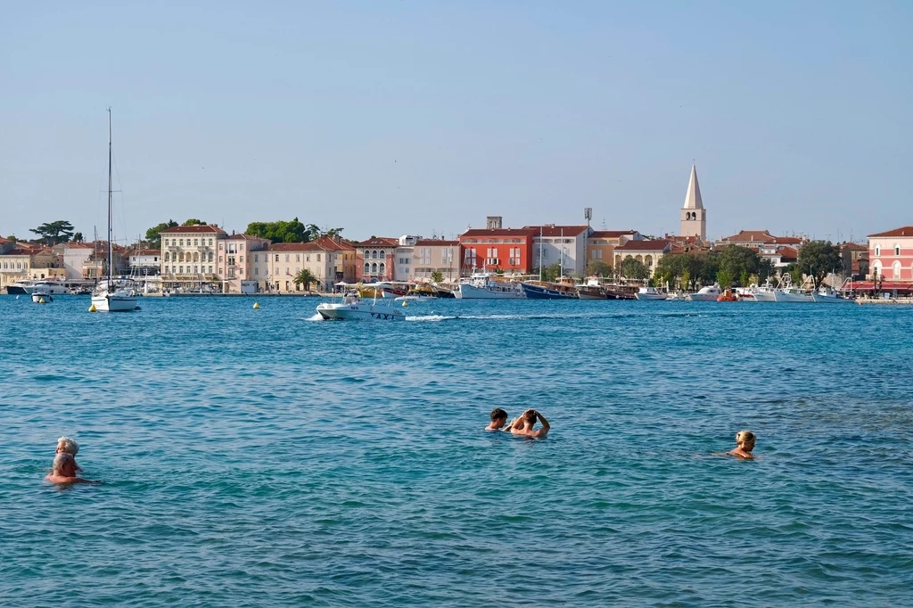Urlop w Chorwacji w tym roku może być wyzwaniem z powodu ekstremalnych upałów. Na zdj. panorama miasta Porec na półwyspie Istria