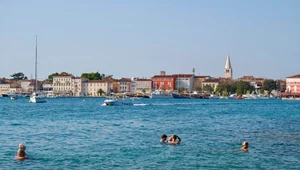 Urlop w Chorwacji w tym roku może być wyzwaniem z powodu ekstremalnych upałów. Na zdj. panorama miasta Porec na półwyspie Istria