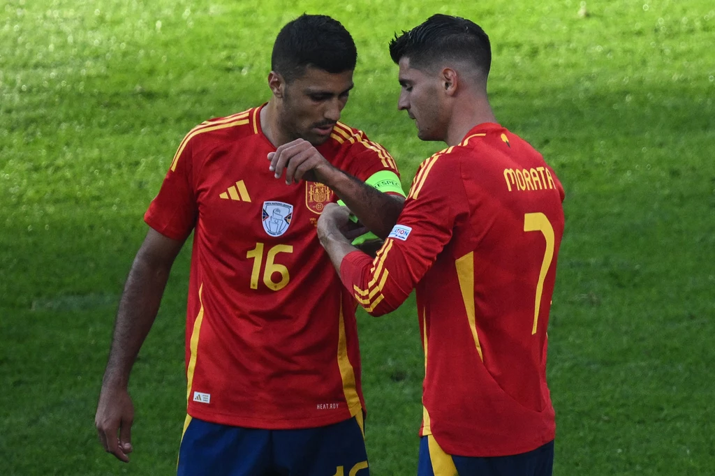 Alvaro Morata przekazuję opaskę kapitańską Rodriemu Alvaro Morata przekazuję opaskę kapitańską Rodriemu
