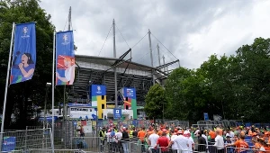 Dantejskie sceny przed meczem Polska - Holandia. Kibic postrzelony, biegał z kilofem