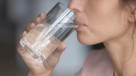 Co dodawać do wody, aby lepiej się nawodnić?