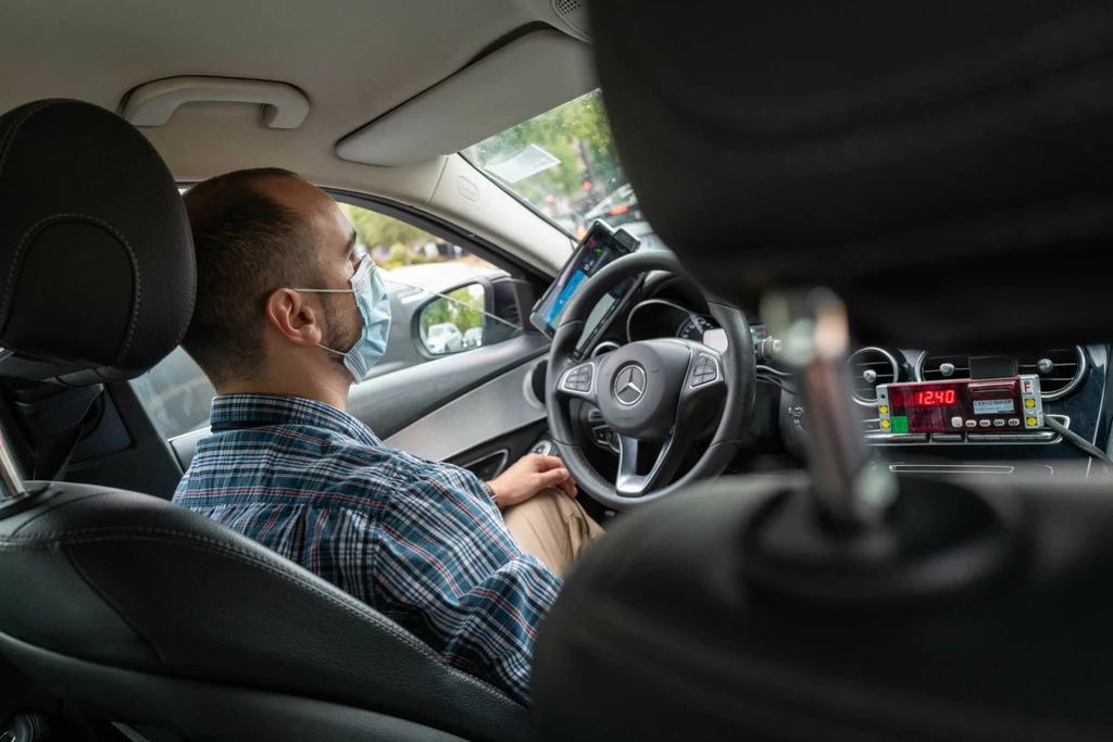 Uber i Bolt podniosą ceny? Nowe przepisy weszły w życie.