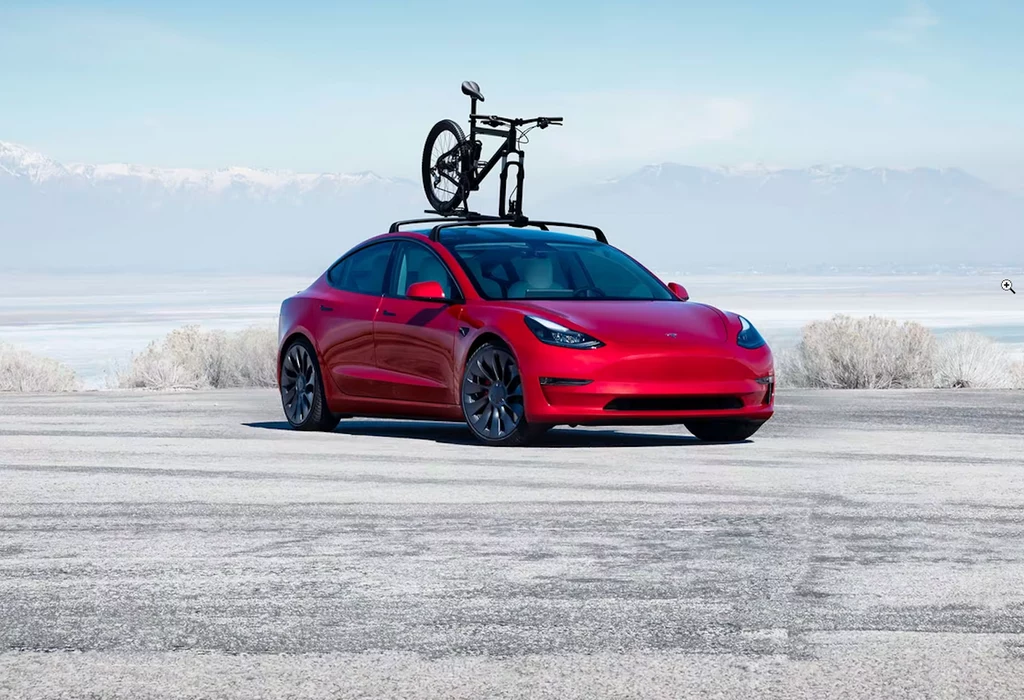 Tesla model 3 z akcesoryjnym bagażnikiem dachowym / fot. Tesla