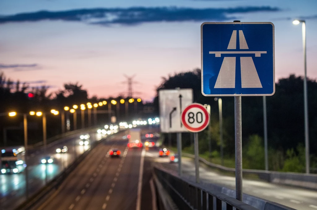 Na niemieckich autostradach spotykamy czasem ograniczenia prędkości z tabliczką "bei Nässe"?