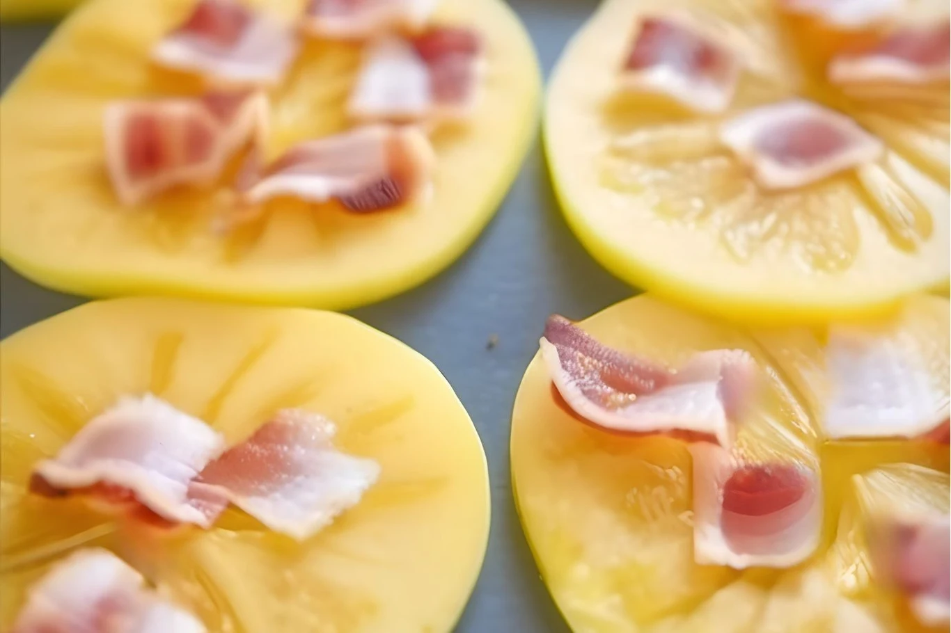 Cienkie plastry ziemniaków natnij i poprzeplataj boczkiem