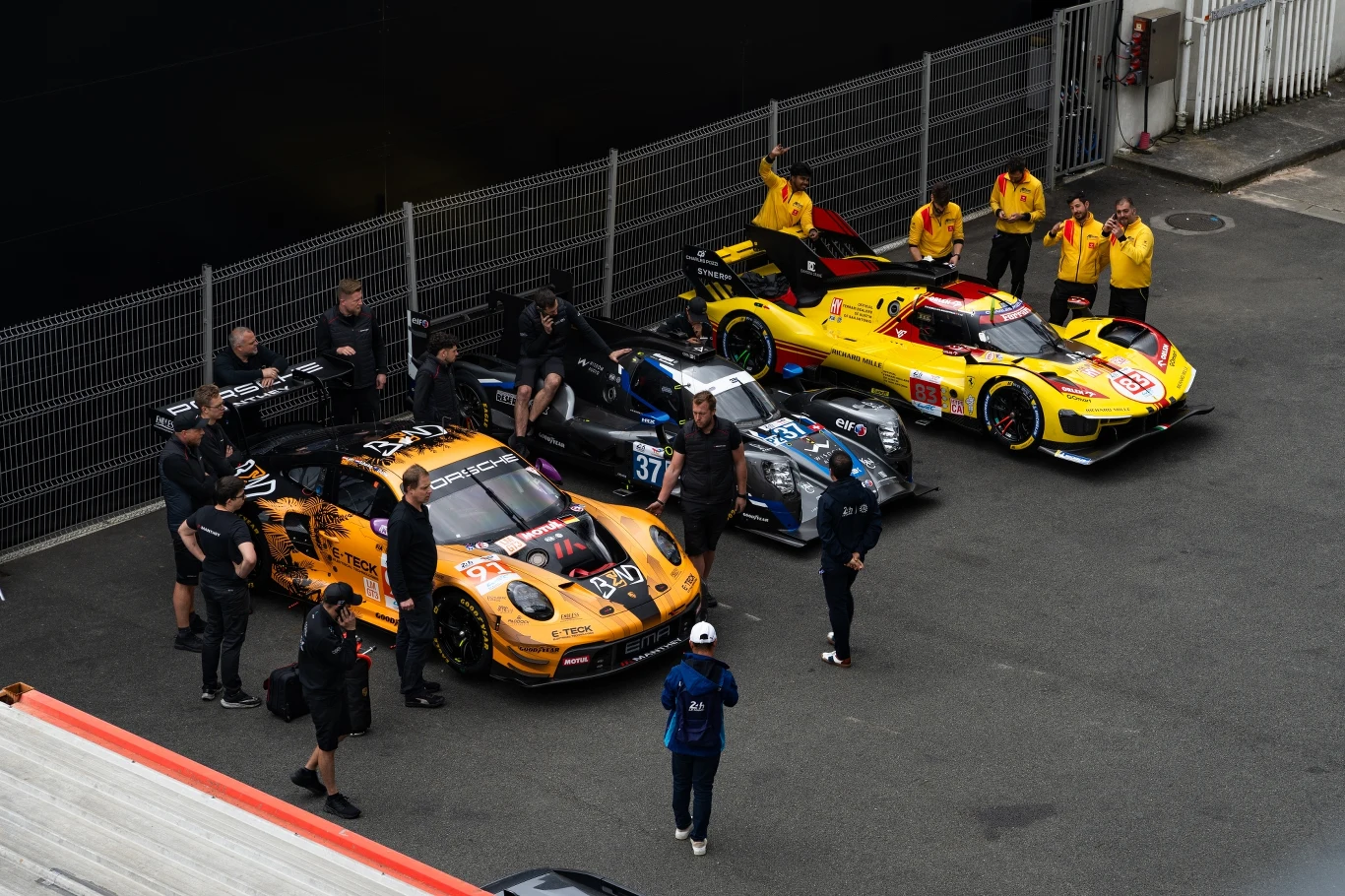 Tak prezentują się samochody różnych klas. Od lewej - LMGT3, LMP2, Hypercar. Tak prezentują się samochody różnych klas. Od lewej - LMGT3, LMP2, Hypercar.