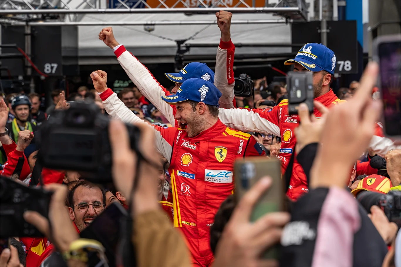 Robert Kubica miał szansę zwyciężyć. Jego plany pokrzyżowała awaria samochodu nr. 83 na 4 godziny przed końcem wyścigu. Robert Kubica miał szansę zwyciężyć. Jego plany pokrzyżowała awaria samochodu nr. 83 na 4 godziny przed końcem wyścigu.