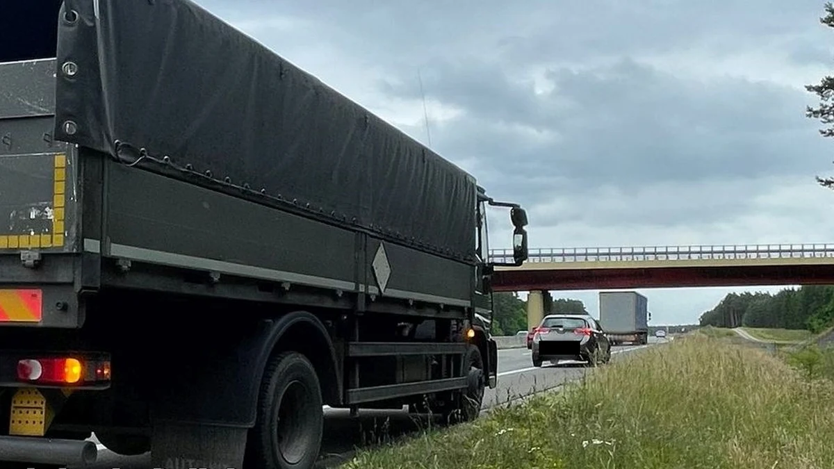 Zderzenie z ciężarówką wojskową na S3 Zderzenie z ciężarówką wojskową na S3