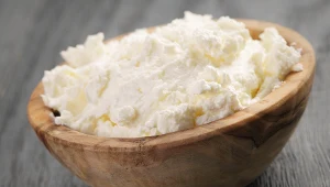 Ricotta to dobre źródło białka, wapnia i witaminy B12. Możesz jeść na diecie odchudzającej