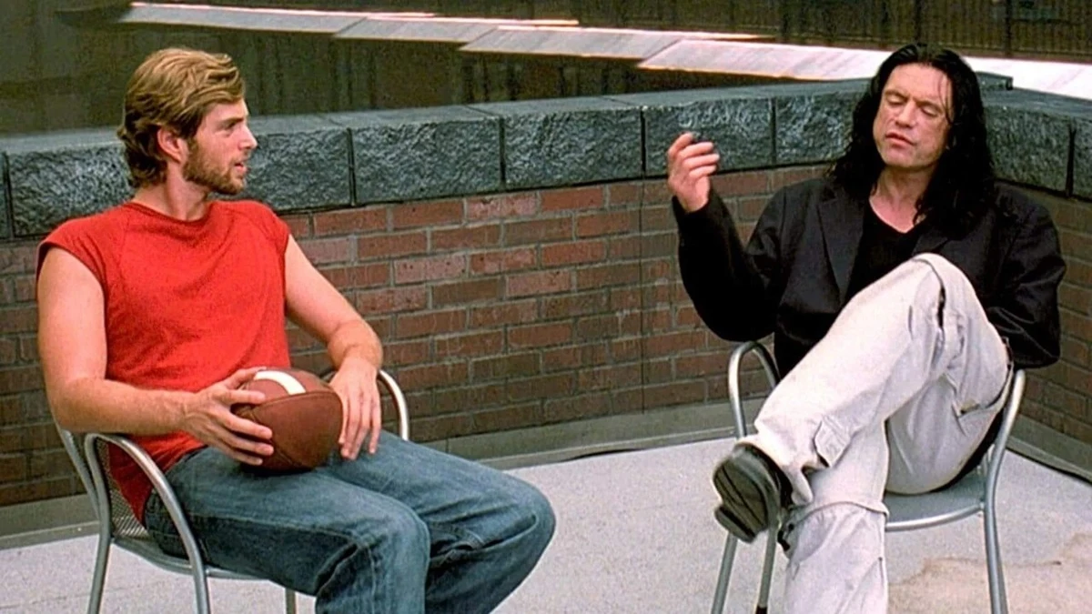 Greg Sestero i Tommy Wiseau w scenie z filmu "The Room"
