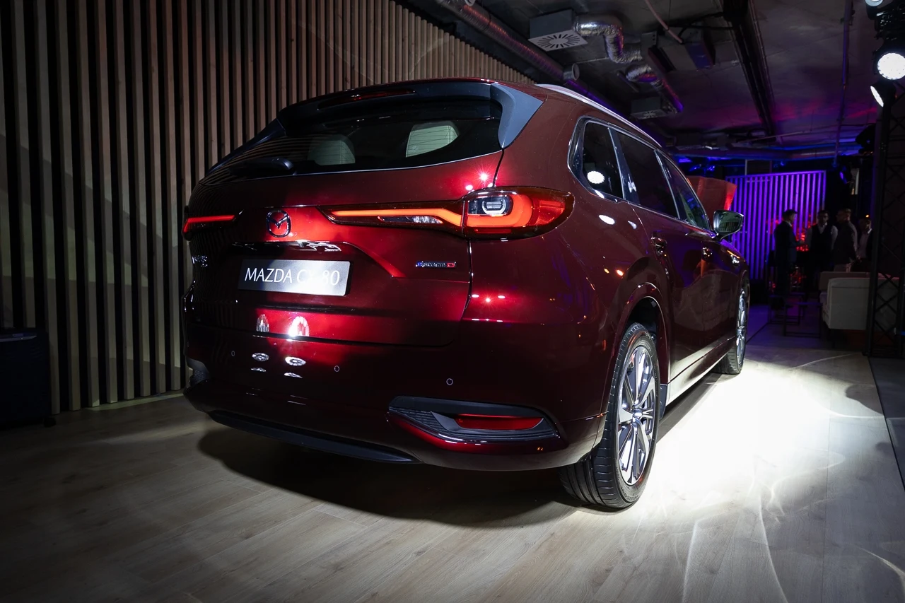 Mazda CX-80 dostępna jest w dwóch wariantach napędu - z silnikiem wysokoprężnym i hybrydą typu plug-in.