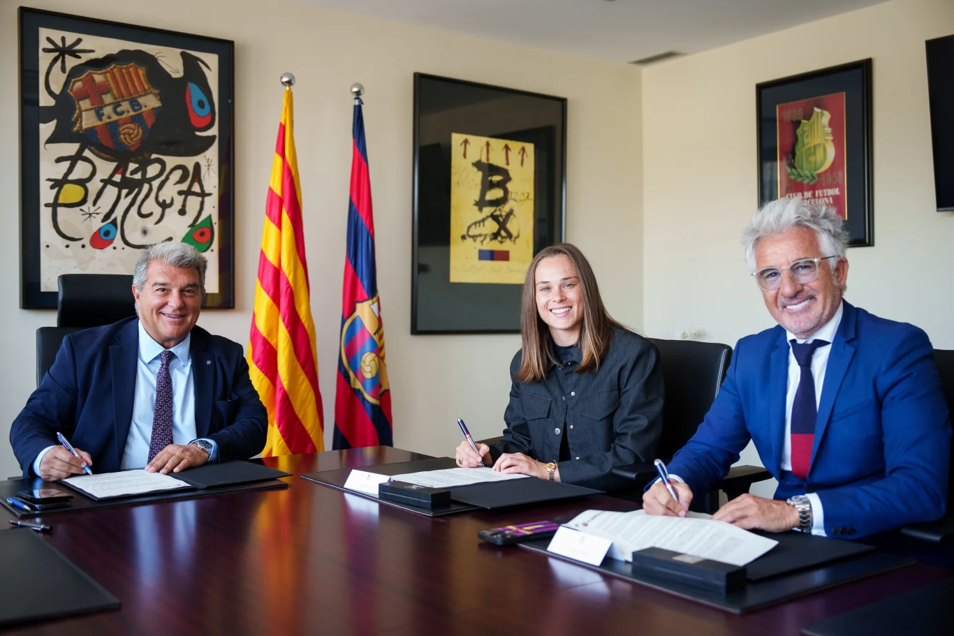 Ewa Pajor podpisuje kontrakt z FC Barcelona w towarzystwie Joana Laporty Ewa Pajor podpisuje kontrakt z FC Barcelona w towarzystwie Joana Laporty