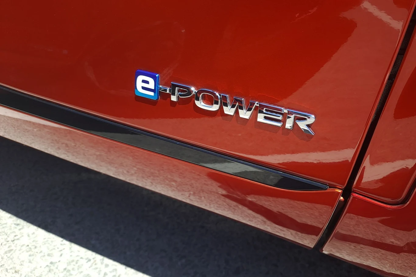 Nissan Qashqai po liftingu jest dostępny z 1,3-litrowym silnikiem benzynowym (miękka hybryda) lub układem hybrydowym e-Power (1,5-litrowy silnik benzynowy, moc na koła przekazuje 190-kony silnik elektryczny).