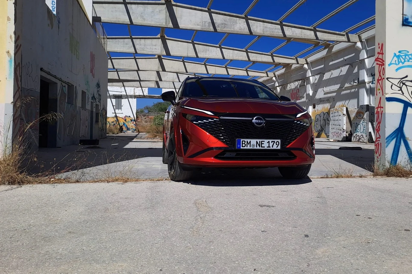 W ramach modernizacji Nissan Qashqai wyposażony został w większą osłonę chłodnicy. Zmienił się również nieco układ świateł.