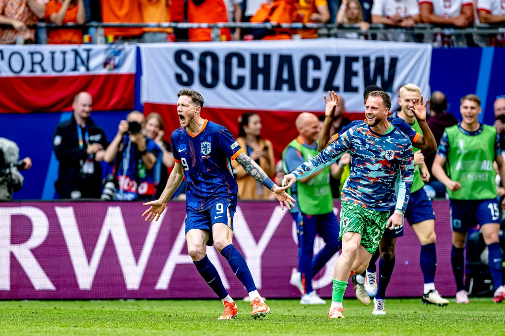 Wout Weghorst cieszący się z gola przeciwko Polsce