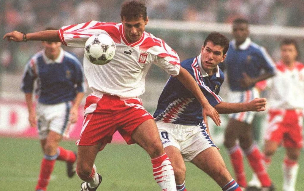 Piotr Świerczewski w starciu z Zinedinem Zidane'em