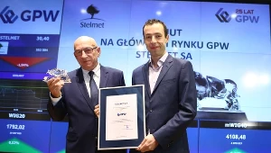 Stanisław Bieńkowski z lewej. Debiut Stelmetu na GPW.