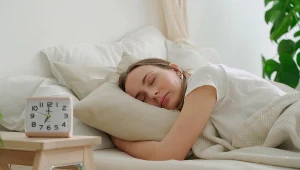 Śpisz w ten sposób? Uważaj, bo możesz mieć więcej zmarszczek