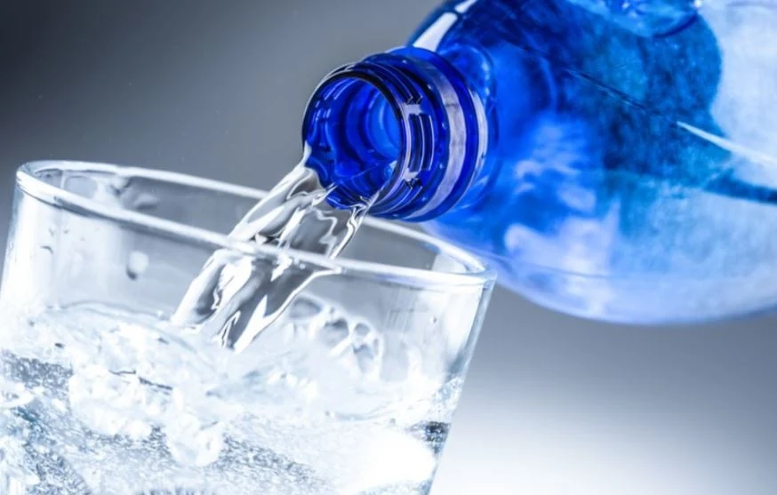 Przyjmuje się, że na każdy kilogram masy ciała, powinno się wypijać ok. 30-35 ml płynów