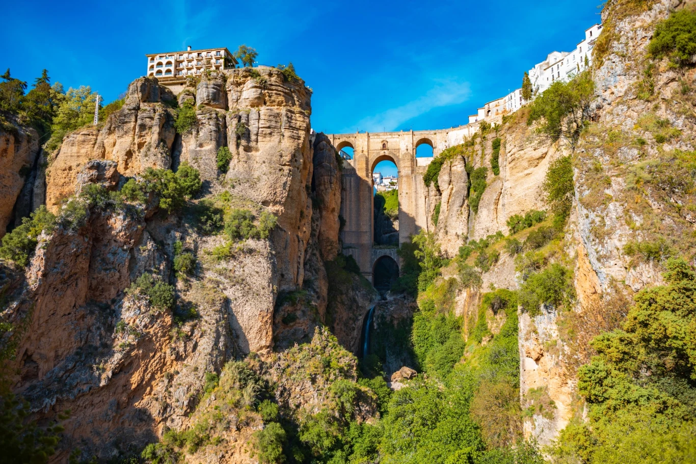 Jeszcze jeden rzut oka na imponującą Rondę Jeszcze jeden rzut oka na imponującą Rondę