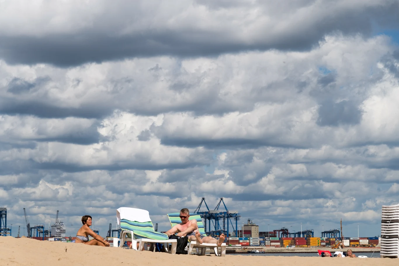 Najszersza plaża w Polsce znajduje się w Gdańsku. Ta w dzielnicy Stogi na Wyspie Portowej ma aż 135 metrów szerokości, a z plaży można podziwiać żurawie stoczni.