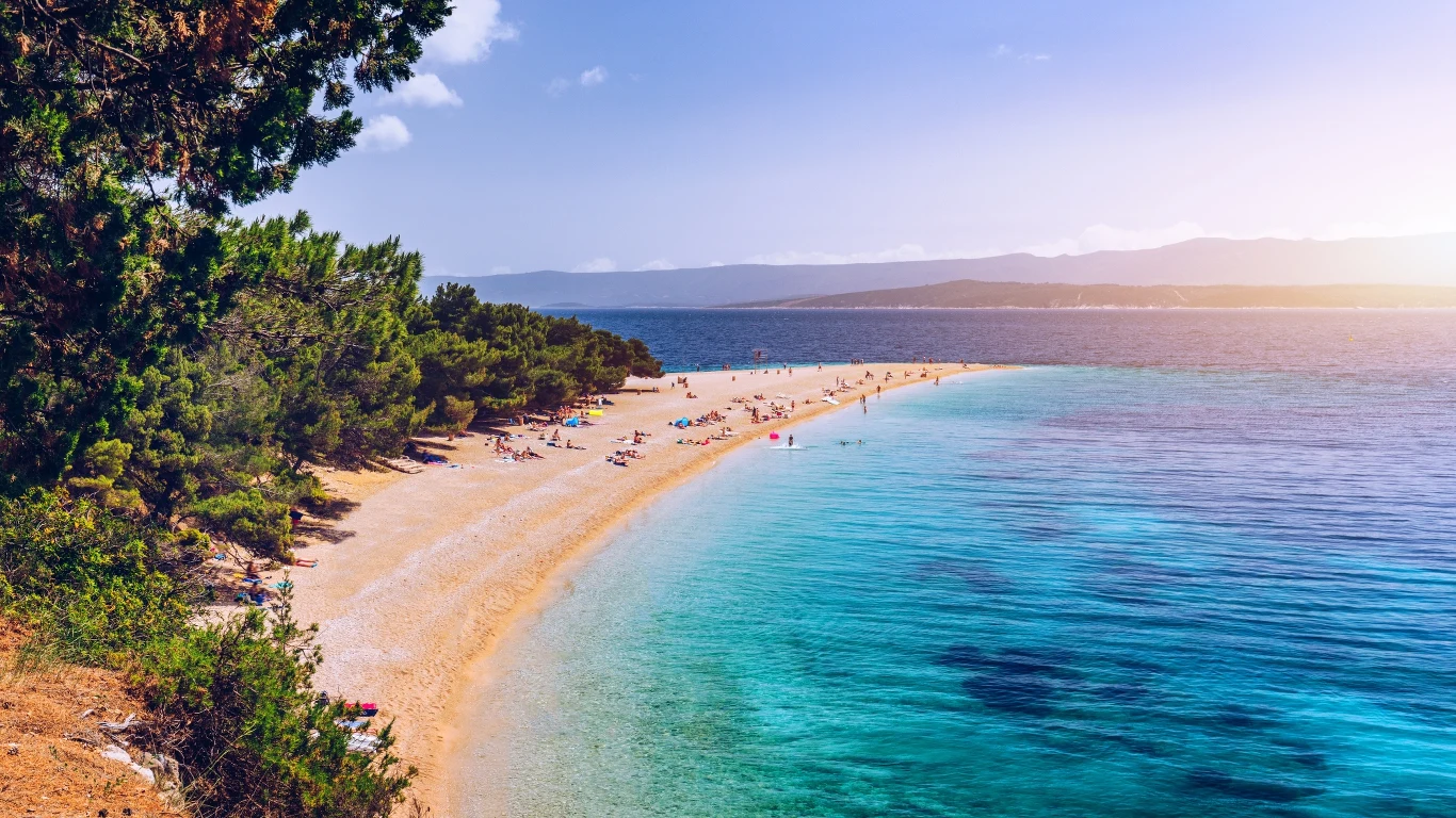 Zlatni Rat - słynna turkusowa plaża w Chorwacji Zlatni Rat - słynna turkusowa plaża w Chorwacji