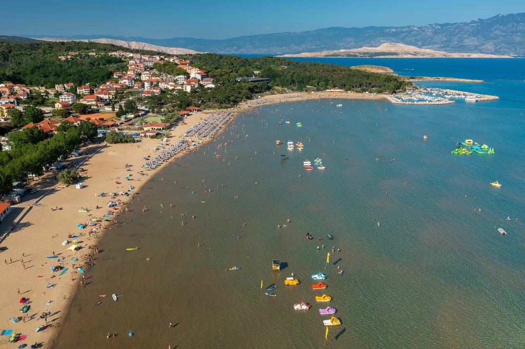 Paradise Beach w Chorwacji. Jedna z nielicznych plaż piaszczystych