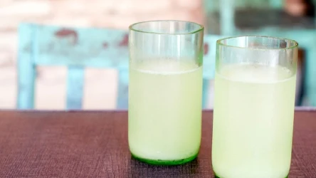 ​Jest jeszcze zdrowszy, niż tradycyjny kefir i nie zawiera mleka. Do tego lekko musuje