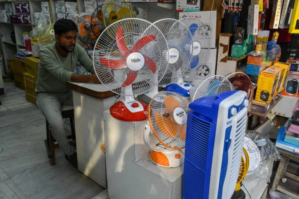 Z powodu fali upałów w Indiach dużo energii elektrycznej zużywa się na klimatyzację i wentylatory. Specjaliści ostrzegają przed rosnącym ryzykiem blackoutu Z powodu fali upałów w Indiach dużo energii elektrycznej zużywa się na klimatyzację i wentylatory. Specjaliści ostrzegają przed rosnącym ryzykiem blackoutu