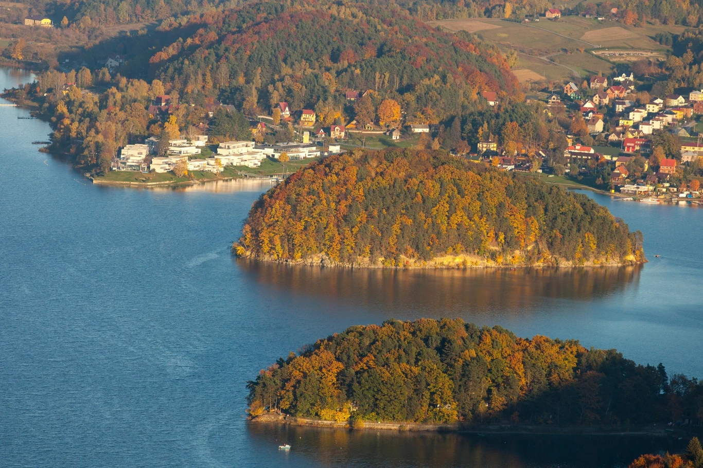 Wyspy i wysepki rozrzucone są w rozmaitych zakątkach Ziemi. Co wiesz o wyspach w Polsce i na świecie? Wyspy i wysepki rozrzucone są w rozmaitych zakątkach Ziemi. Co wiesz o wyspach w Polsce i na świecie?