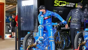 Bartosz Zmarzlik w parku maszyn przed Grand Prix w Malilli.