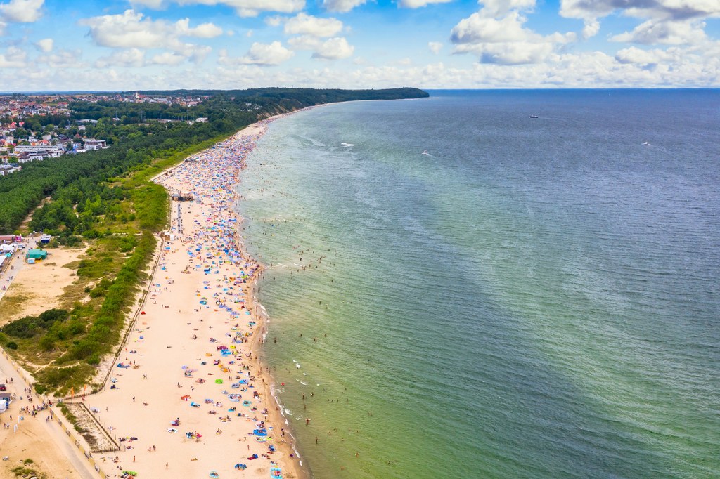 Gdzie są największe i najszersze plaże w Polsce? Morze Bałtyckie ma do zaoferowanie kilka ciekawych miejsc, gdzie turyści unikną tłumów oraz tłoku.