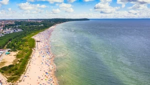 Gdzie są największe i najszersze plaże w Polsce? Morze Bałtyckie ma do zaoferowanie kilka ciekawych miejsc, gdzie turyści unikną tłumów oraz tłoku.