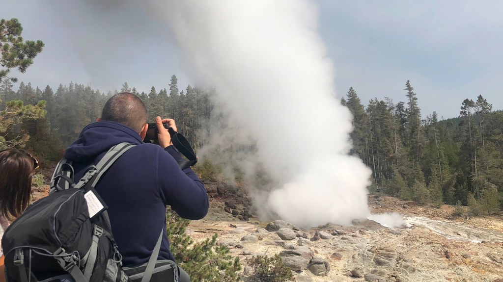 Mieszkający w Waszyngtonie 21-latek został skazany na 7 dni więzienia za zbliżenie się do gejzeru Steamboat w parku Yellowstone